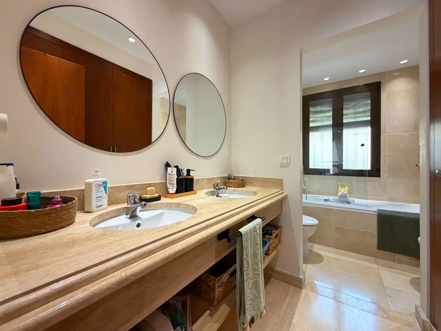 Badezimmer von Wohnung zum Verkauf in Estepona mit Klimaanlage, Terrasse und Abstellraum