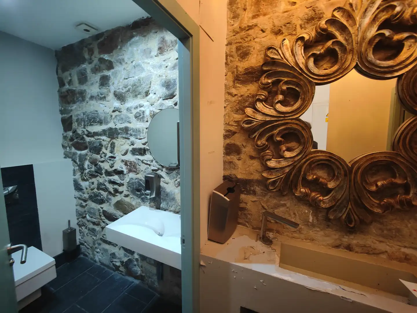 Bathroom of Commercial properties for rent in Vigo   with Air Conditioner