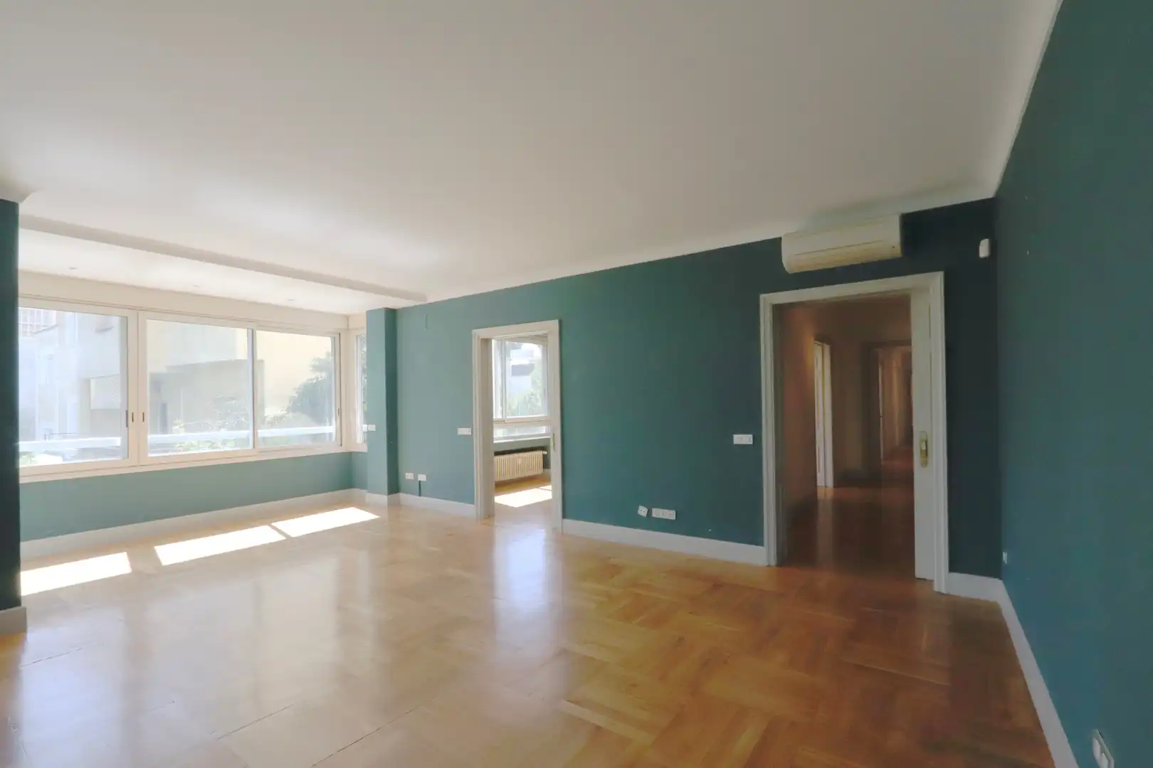 Living room of Flat for rent in Madrid  with Air Conditioner, Heating and Parquet flooring