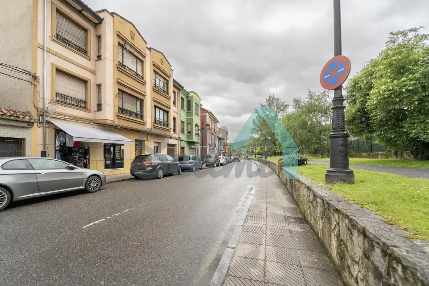 Vista exterior de Casa adosada en venda en Oviedo  amb Calefacció, Terrassa i Traster