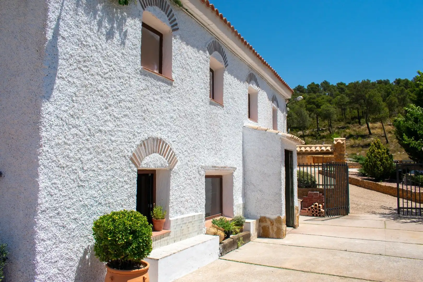 Vista exterior de Casa o xalet en venda en Onil amb Jardí privat, Terrassa i Traster