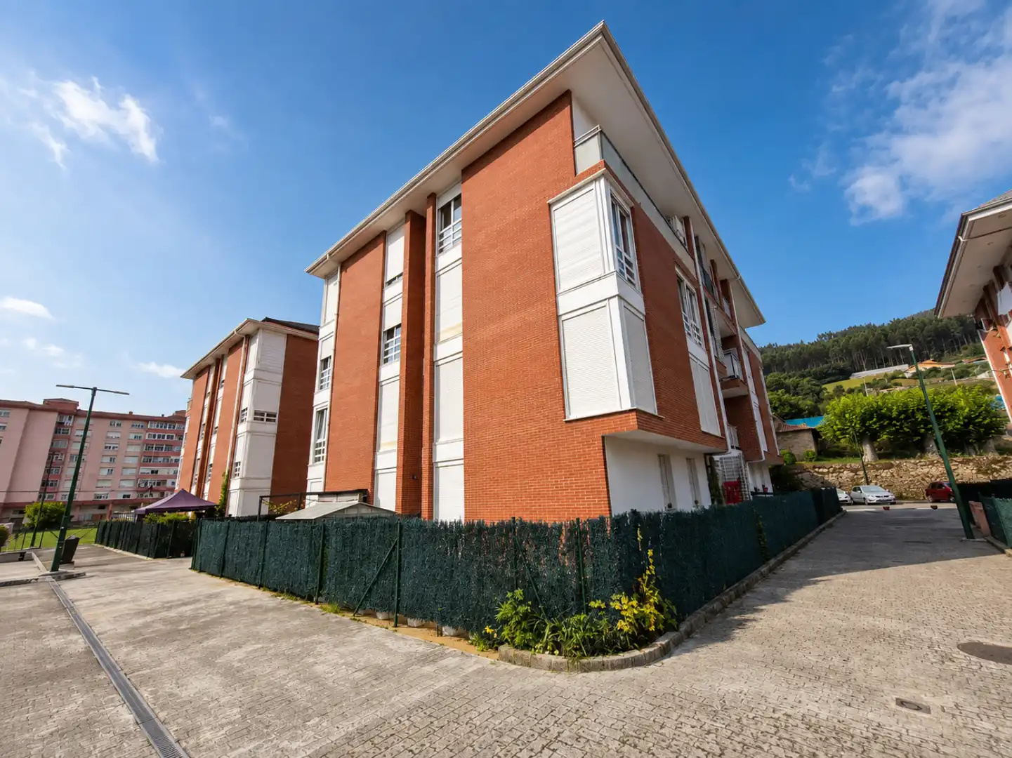 Vista exterior de Piso en venta en Los Corrales de Buelna  con Calefacción, Jardín privado y Parquet