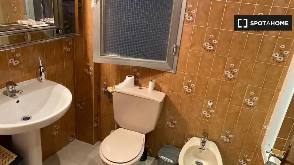 Badezimmer von Wohnung zur untervermieten in Bilbao  mit Klimaanlage, Heizung und Möbliert