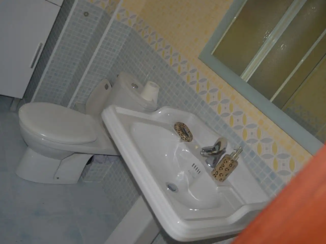 Badezimmer von Wohnung zur Miete in  Huelva Capital mit Klimaanlage und Balkon
