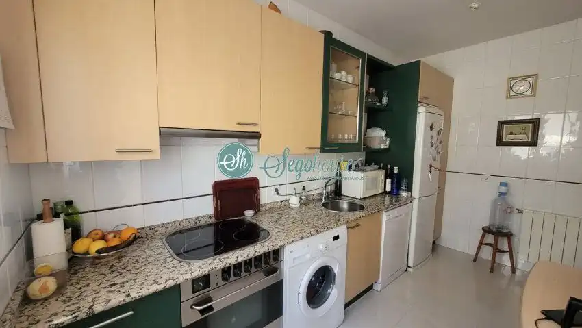 Cuina de Casa o xalet en venda en Segovia amb Calefacció, Parquet i Terrassa