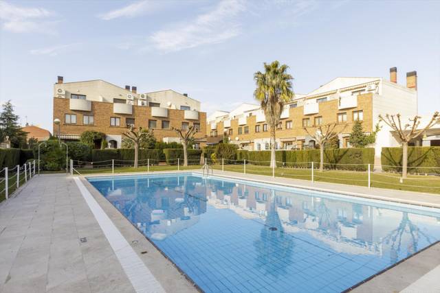 Casa adosada en Venta en Miralbueno