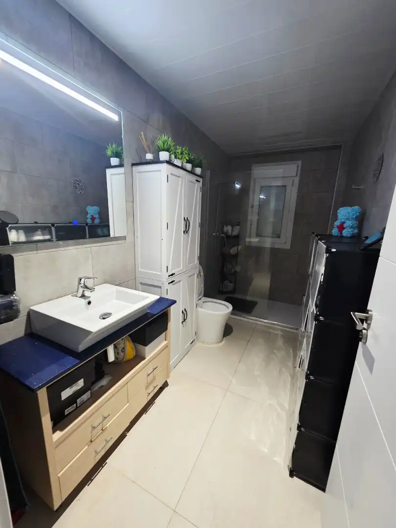 Bathroom of Ground floor for sale in Sabadell  with Furnished, Oven and Washing machine