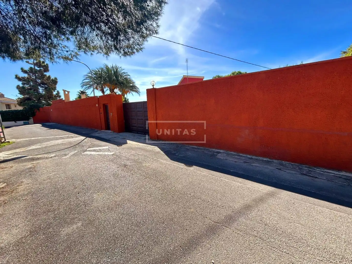 Vista exterior de Casa o xalet en venda en Alicante / Alacant amb Aire condicionat, Jardí privat i Terrassa