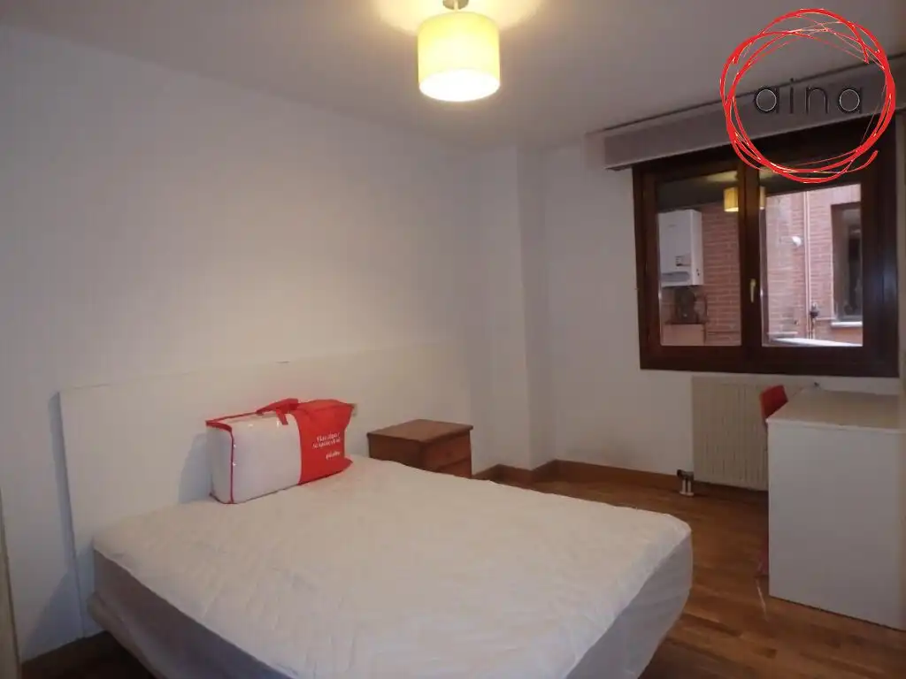 Habitación de Piso de alquiler en  Pamplona / Iruña con Calefacción, Terraza y Balcón
