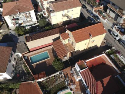 Vista exterior de Casa o xalet en venda en Santa Perpètua de Mogoda amb Aire condicionat, Calefacció i Terrassa