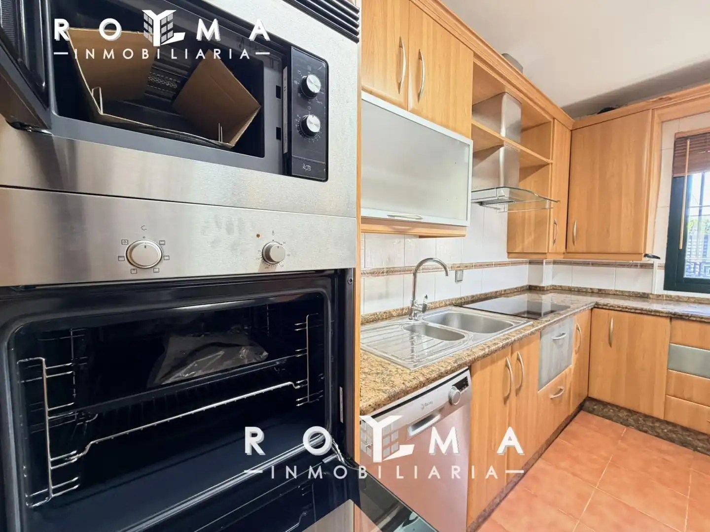 Cocina de Casa adosada de alquiler en Bormujos con Aire acondicionado, Calefacción y Jardín privado