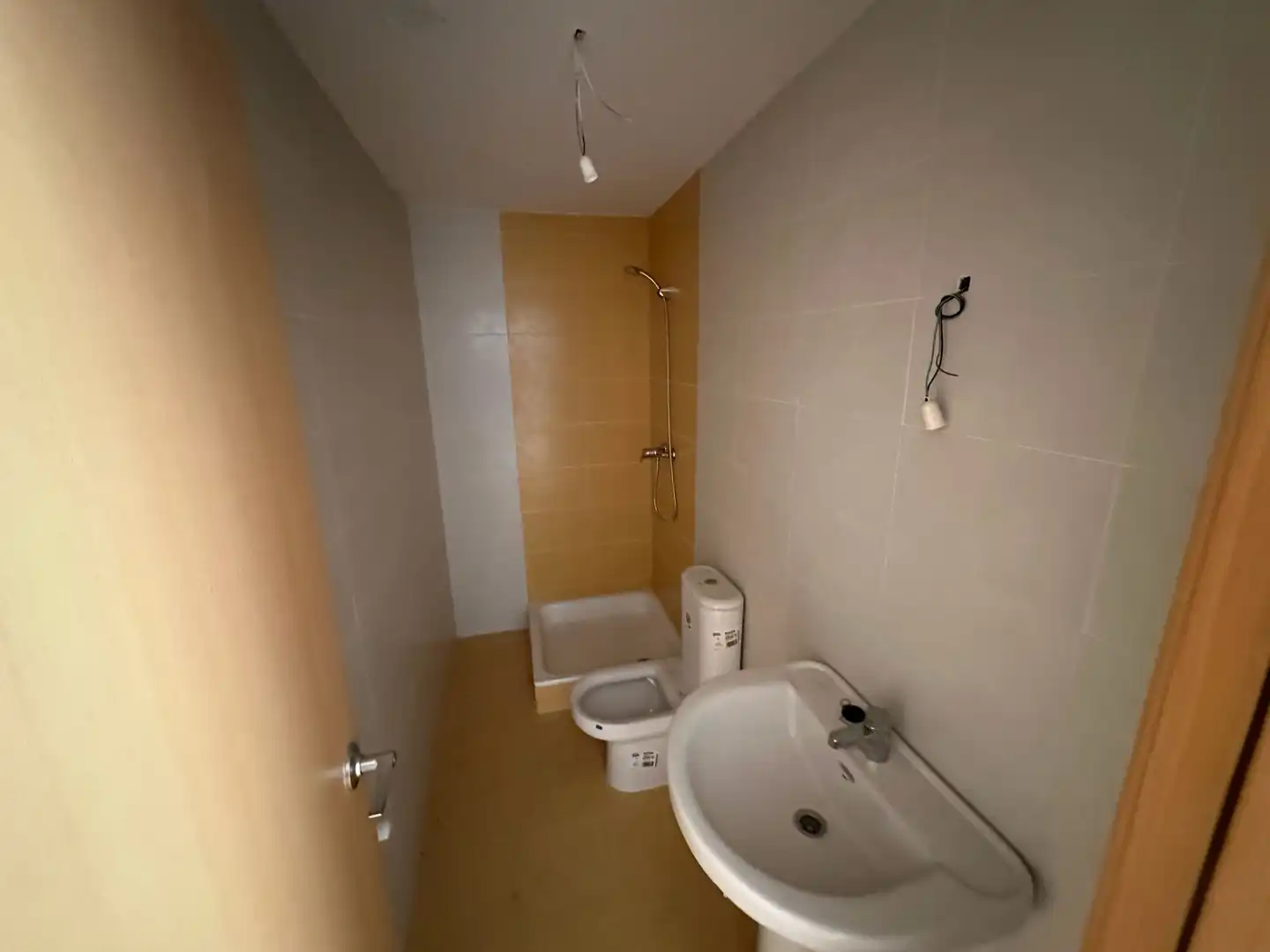 Badezimmer von Einfamilien-Reihenhaus zum Verkauf in Villariezo mit Privatgarten