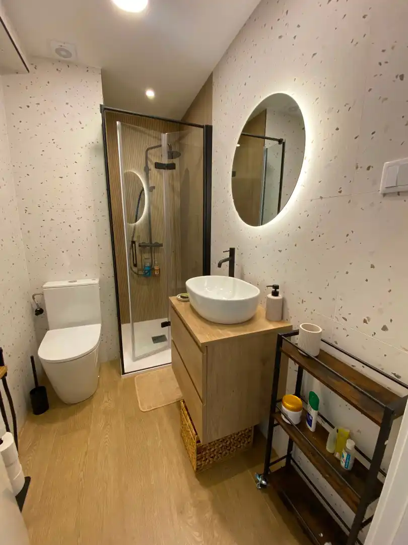 Badezimmer von Wohnung zur Miete in Gijón  mit Heizung, Parkett und Möbliert