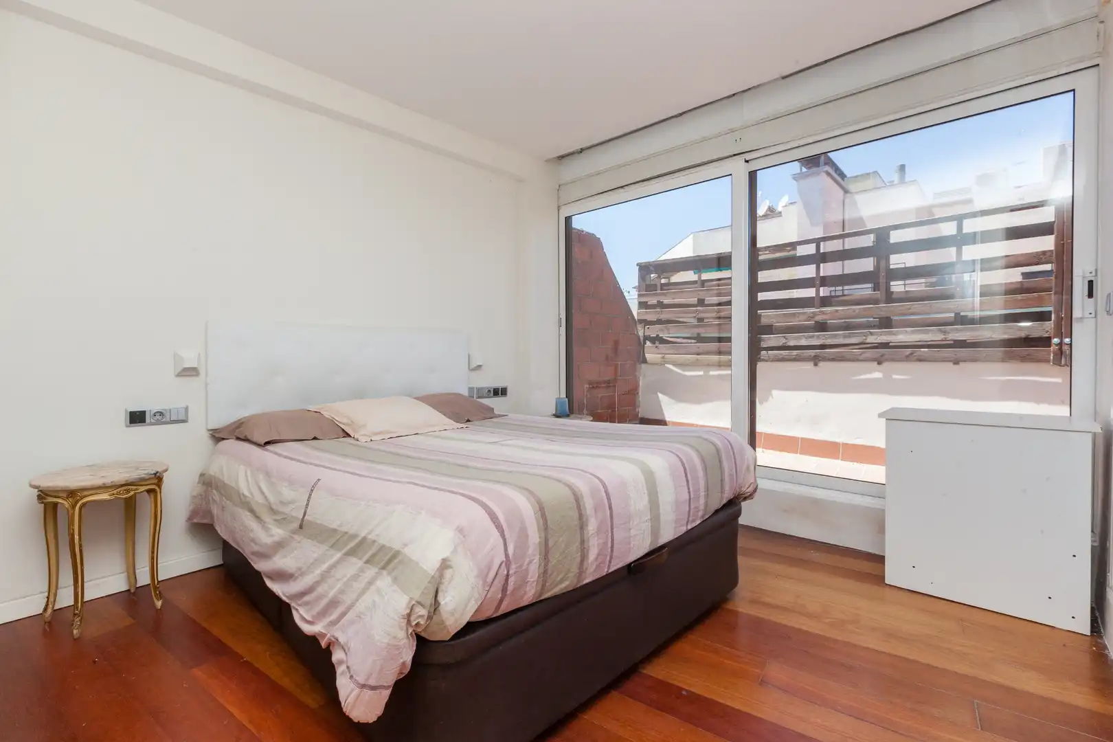 Schlafzimmer von Dachboden zum Verkauf in Barcelona mit Klimaanlage, Terrasse und Abstellraum
