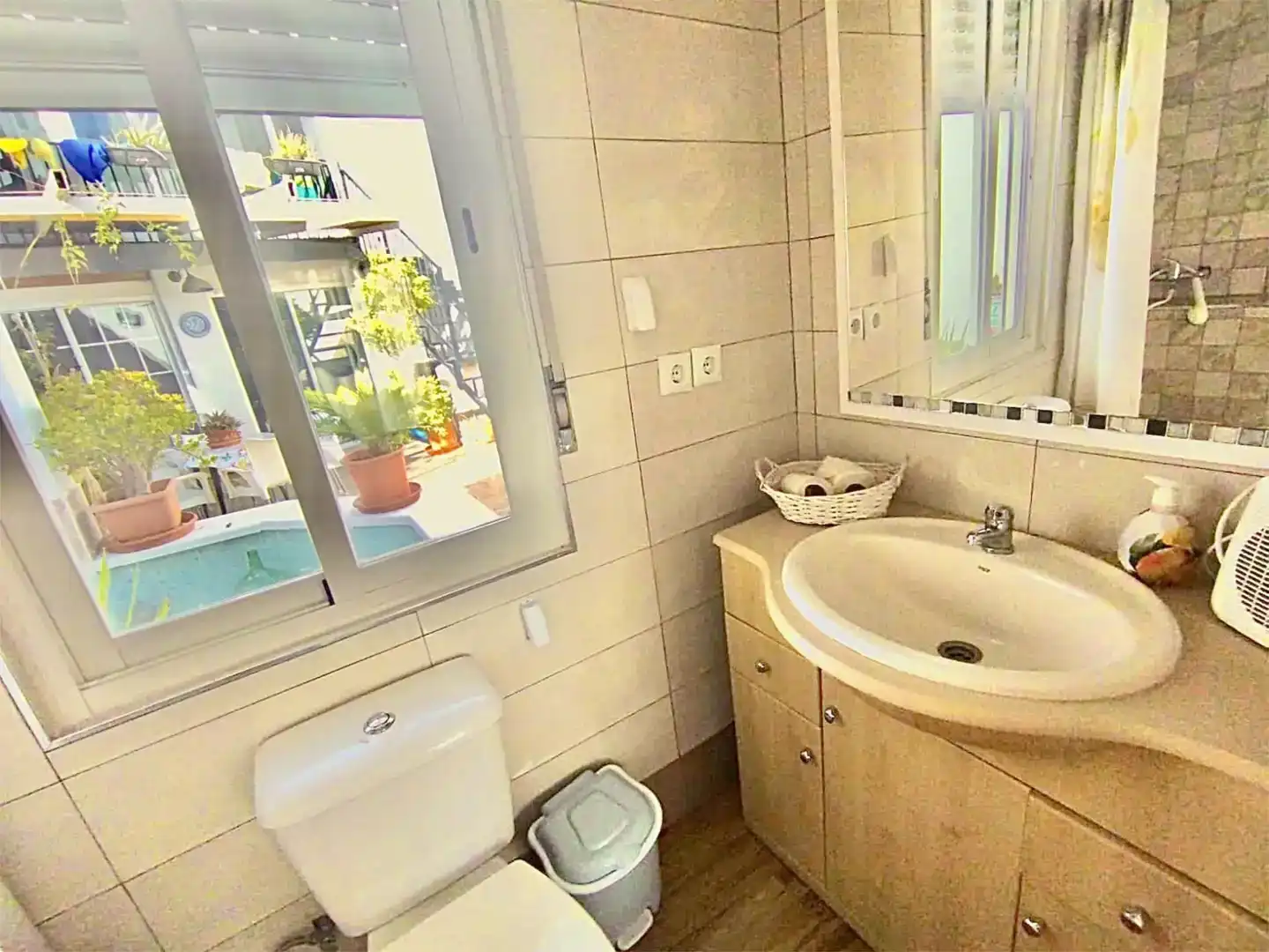 Baño de Piso en venta en Maracena con Aire acondicionado, Piscina y Balcón