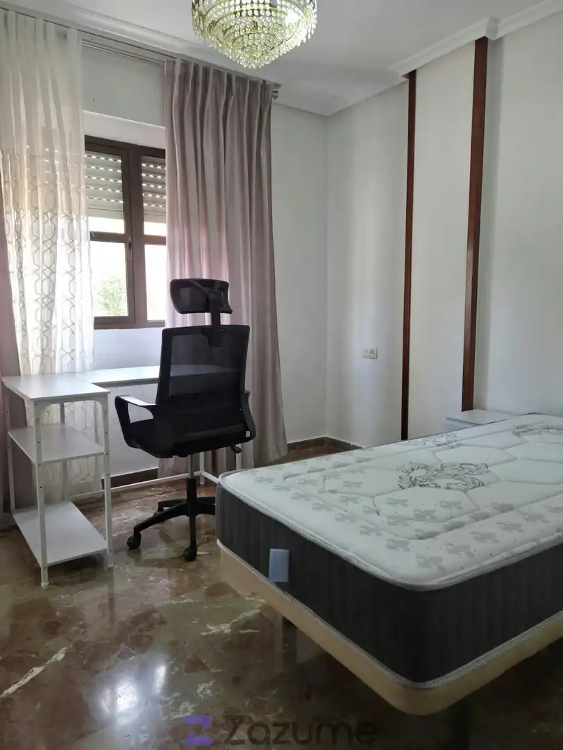 Habitación de Piso de alquiler en Jaén con Jardín privado, Piscina y Amueblado