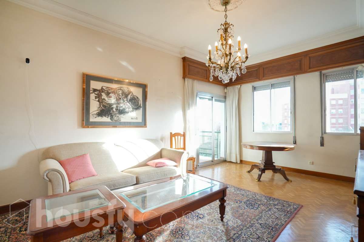 Sala d'estar de Pis en venda en  Madrid Capital amb Calefacció, Parquet i Terrassa