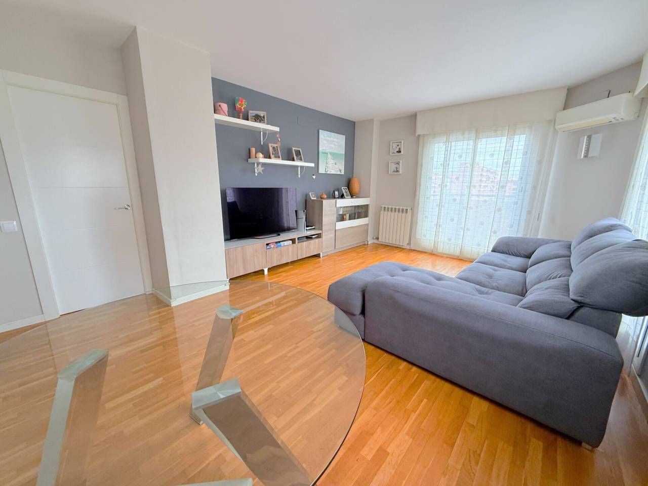 Living room of Flat for sale in  Barcelona Capital  with Air Conditioner, Heating and Parquet flooring