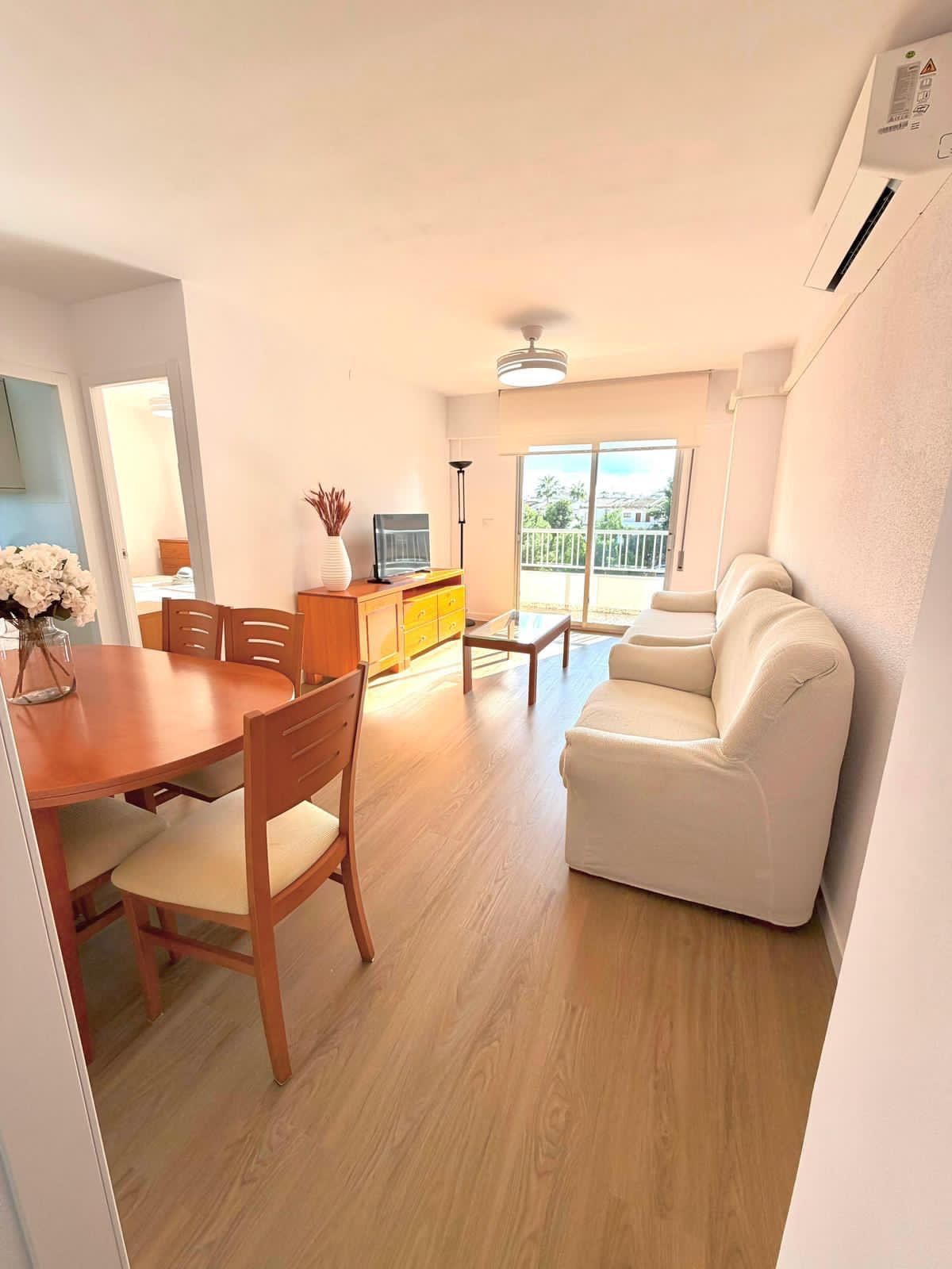 Sala d'estar de Pis de lloguer en Torrevieja amb Aire condicionat, Calefacció i Terrassa