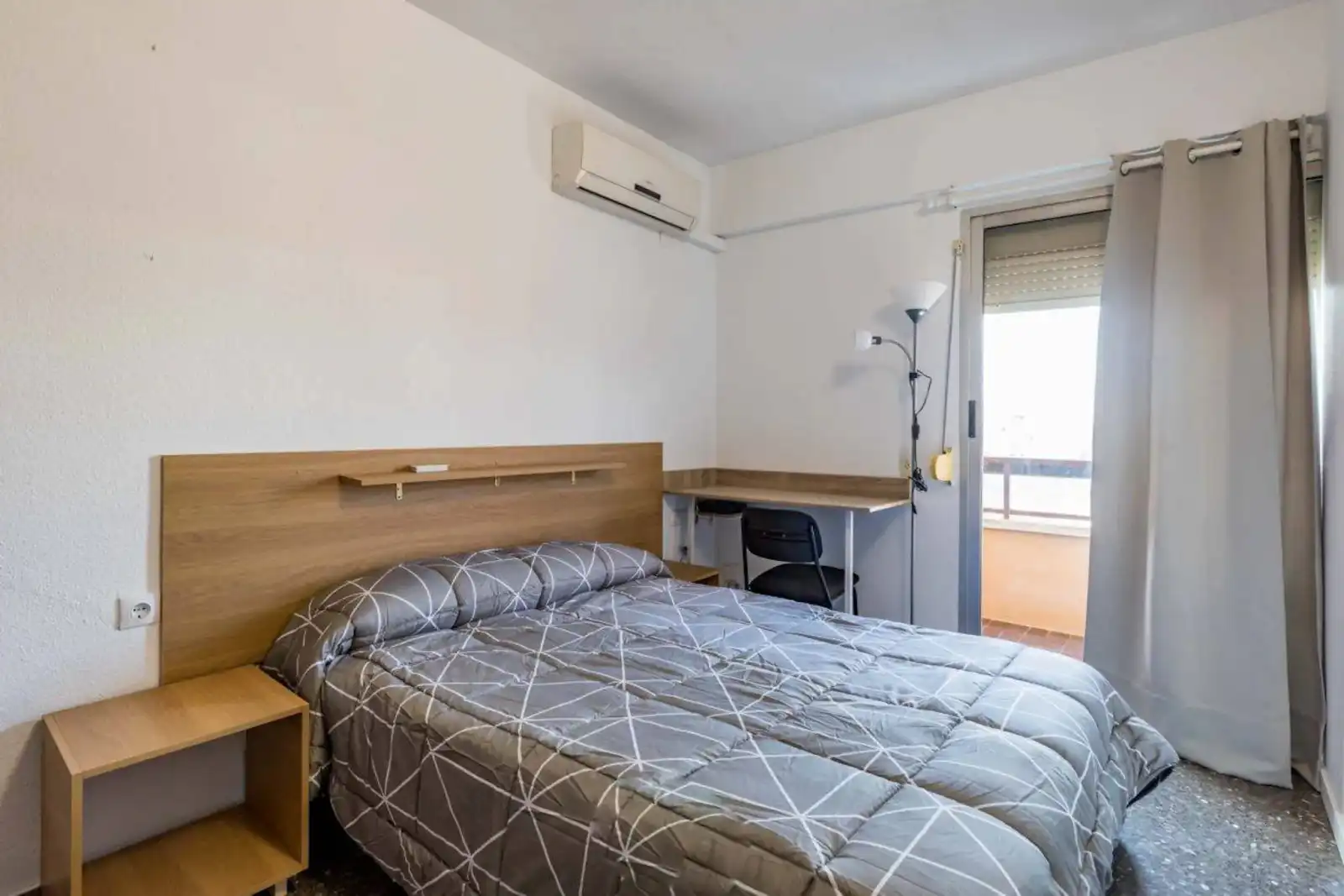 Bedroom of Flat for share in Campanar