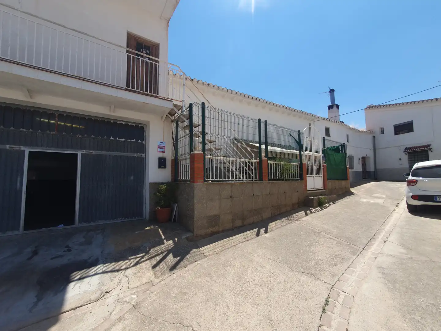 Vista exterior de Casa o xalet en venda en Guadix amb Terrassa, Traster i Moblat
