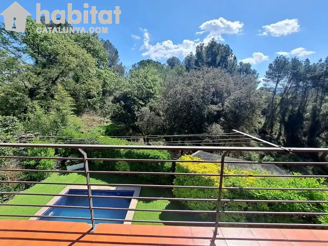 Vista exterior de Casa o xalet en venda en Sant Esteve Sesrovires amb Aire condicionat, Jardí privat i Terrassa