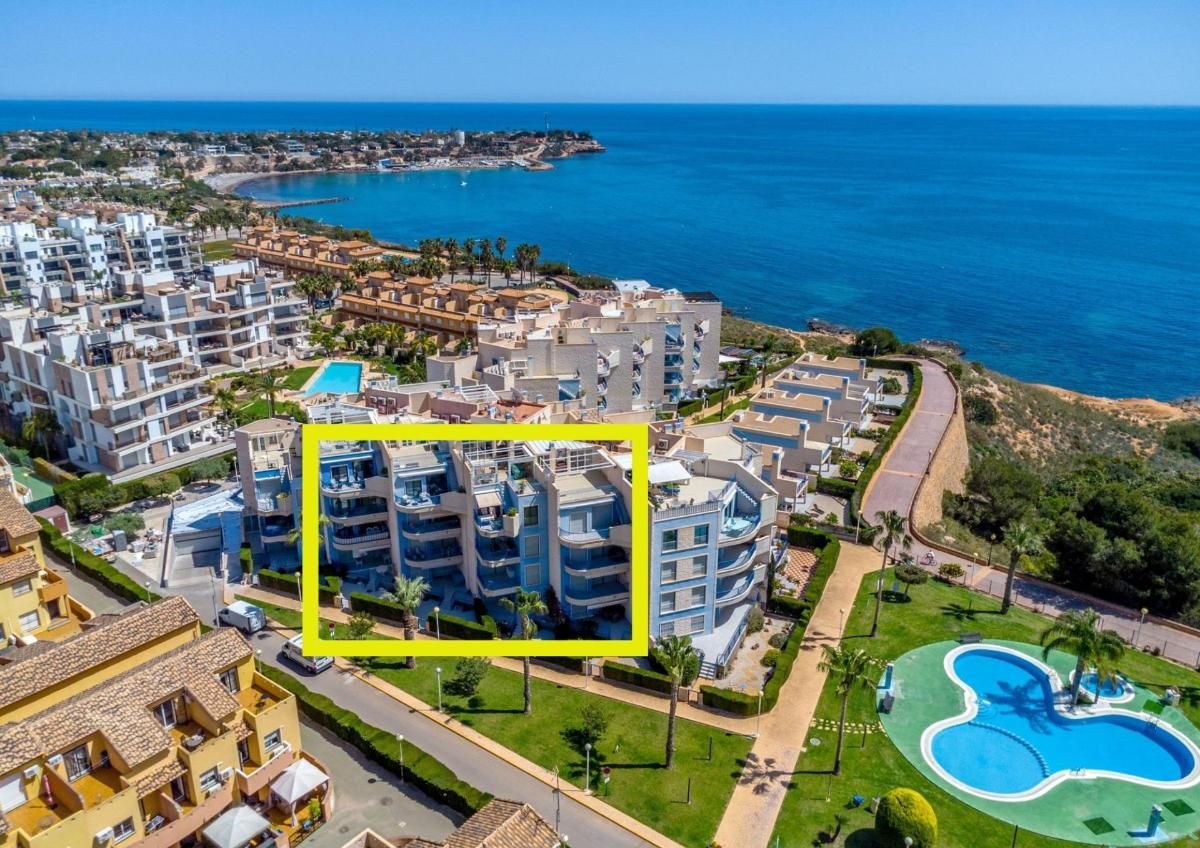 Vista exterior de Apartament en venda en Orihuela amb Terrassa i Piscina comunitària