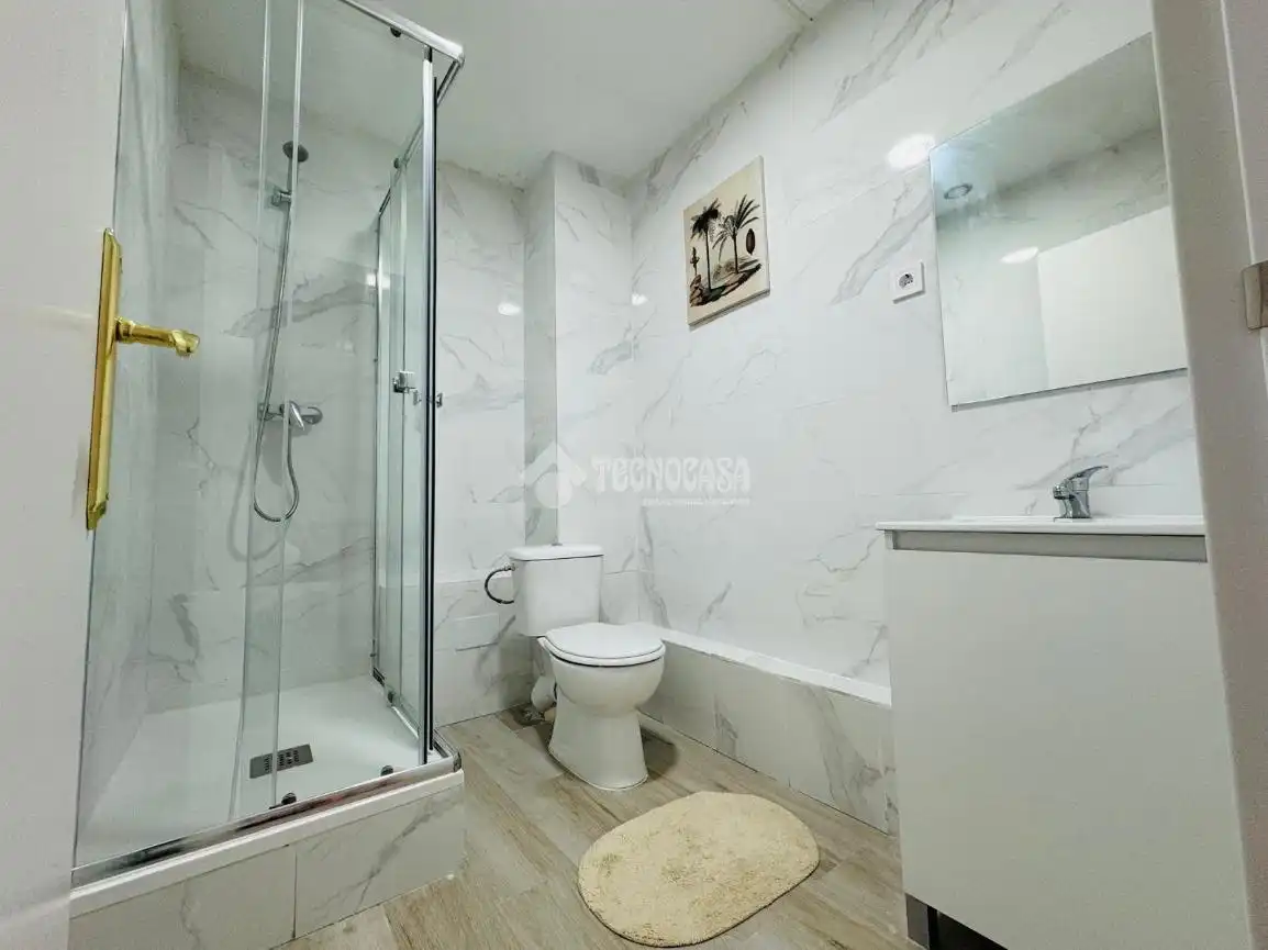 Bathroom of Buildings for sale in Madrid