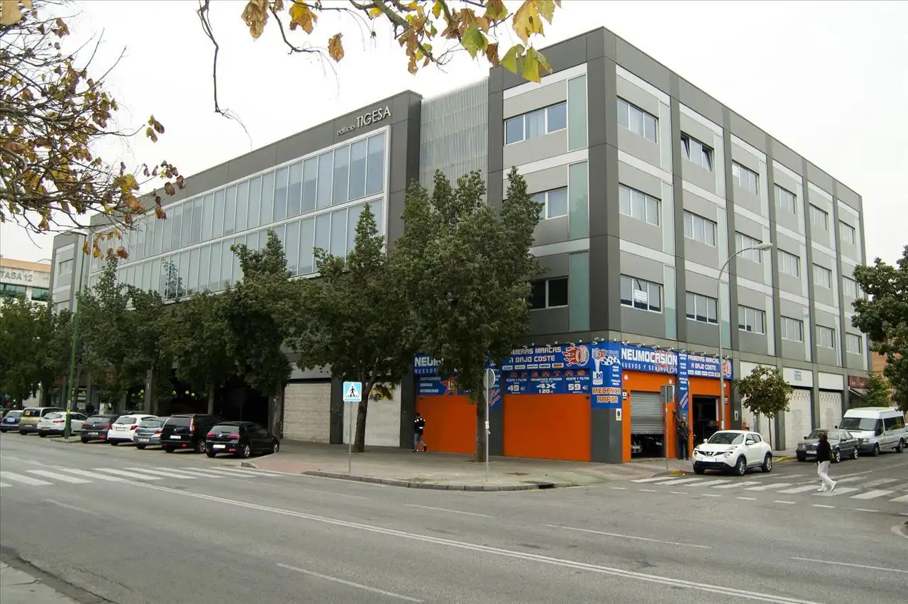 Vista exterior de Oficina en venda en Sevilla