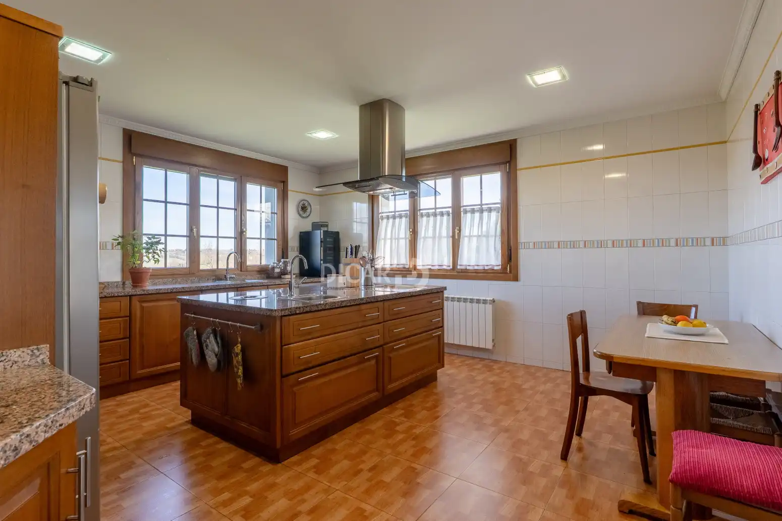 Cuina de Casa o xalet en venda en Oviedo  amb Calefacció, Jardí privat i Parquet