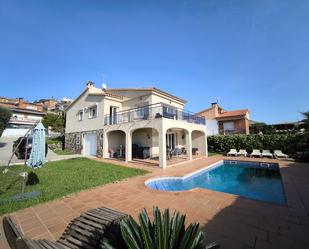 Vista exterior de Casa o xalet de lloguer en Santa Susanna amb Calefacció, Terrassa i Piscina