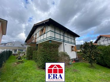 Casa con balcón en venta en Barrio Sámano
