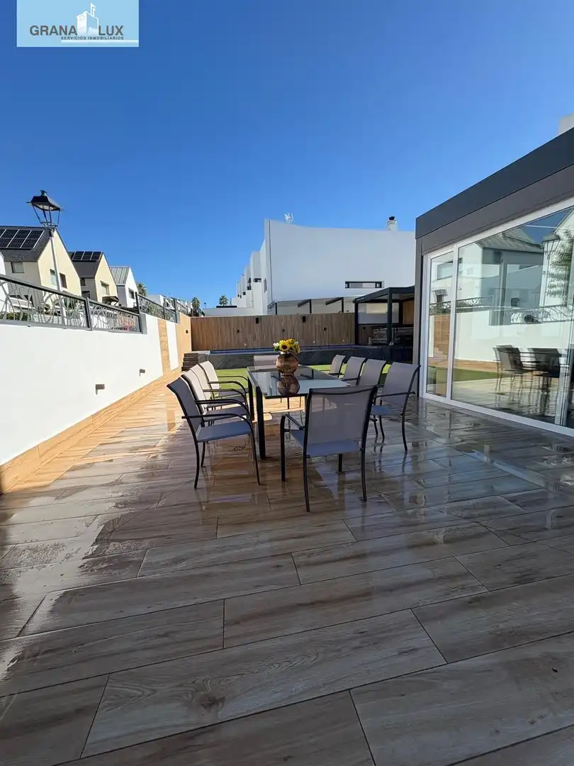 Terrassa de Casa adosada en venda en Albolote amb Jardí privat, Piscina i Alarma
