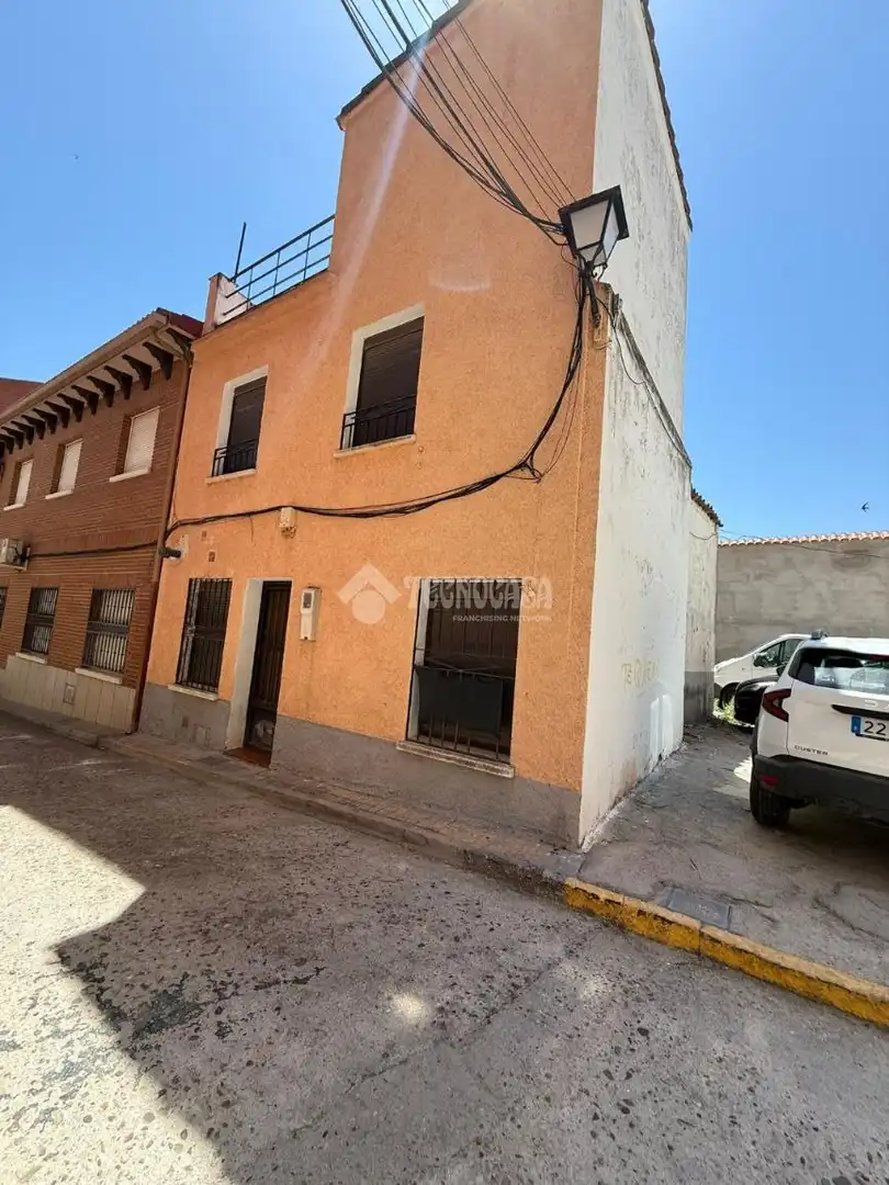 Vista exterior de Casa adosada en venda en Almorox amb Calefacció i Moblat