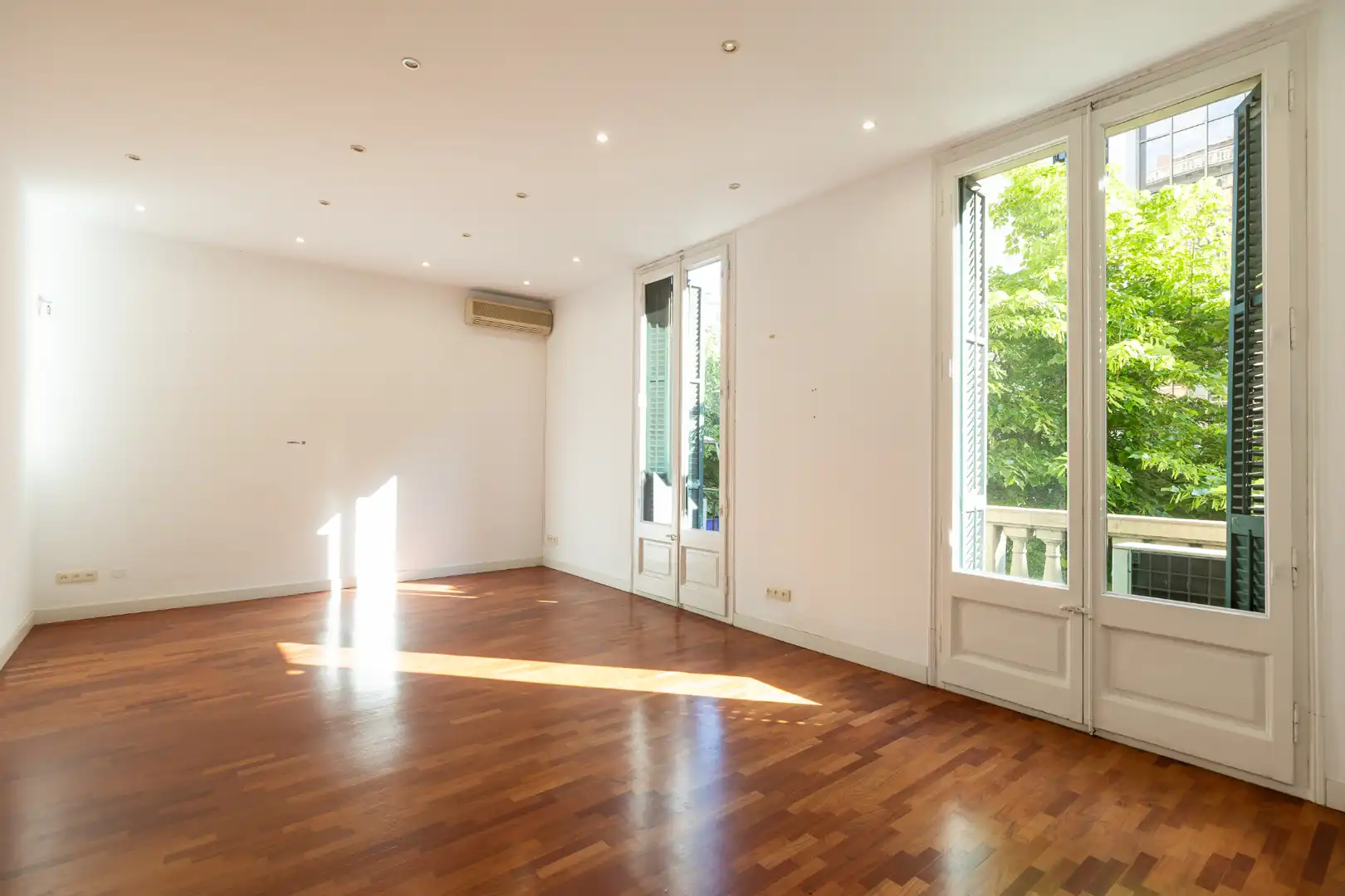 Wohnzimmer von Wohnung zum Verkauf in Barcelona mit Klimaanlage, Heizung und Parkett