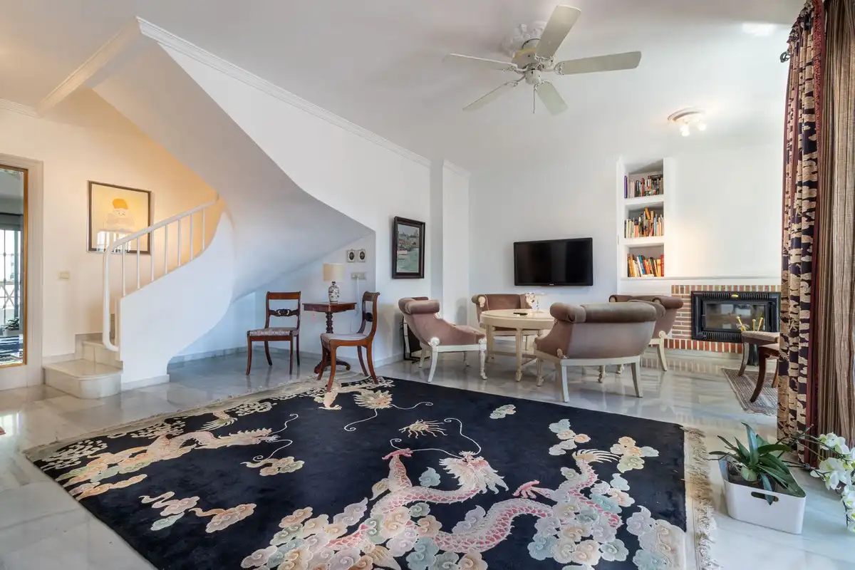 Sala d'estar de Casa adosada en venda en Mijas amb Aire condicionat, Terrassa i Traster