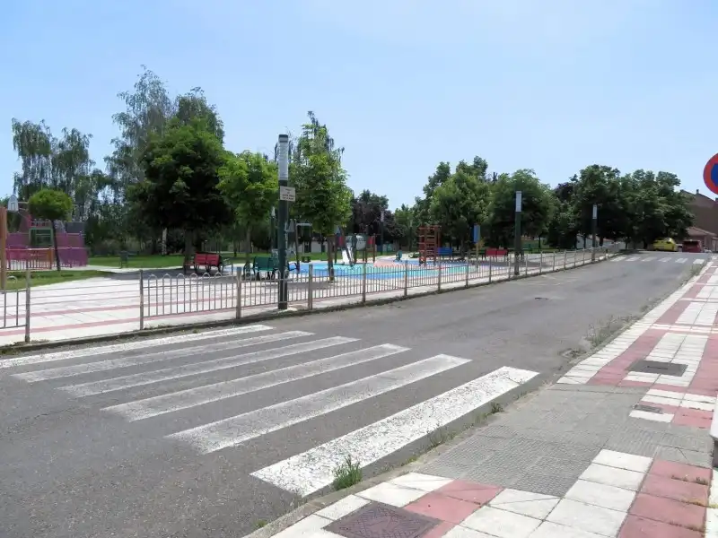 Vista exterior de Casa o xalet en venda en San Andrés del Rabanedo amb Calefacció i Jardí privat