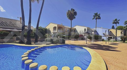Exclusivo apartamento en planta baja con dos terrazas privadas — A solo 500 metros del mar