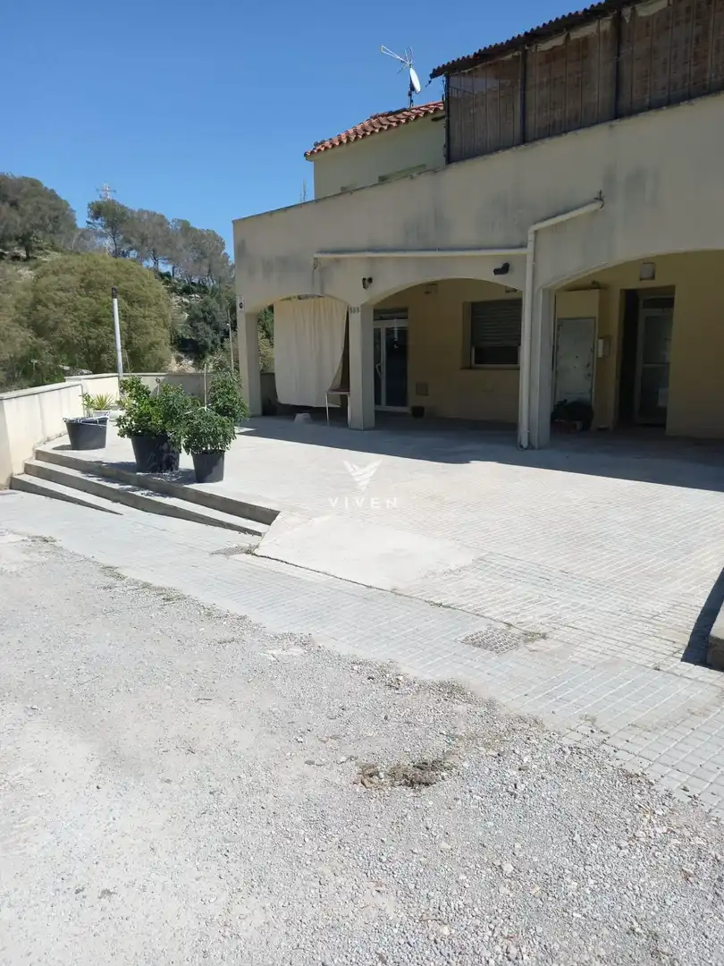 Parkplatz von Einfamilien-Reihenhaus zum Verkauf in Olivella mit Heizung, Privatgarten und Terrasse