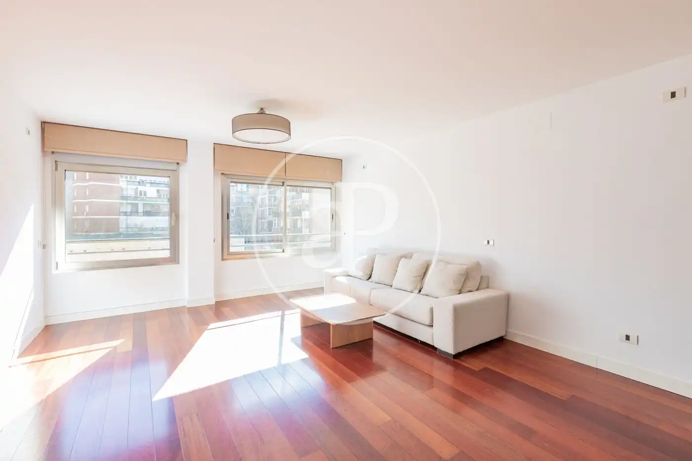 Living room of Flat for sale in  Madrid Capital  with Air Conditioner, Heating and Community pool