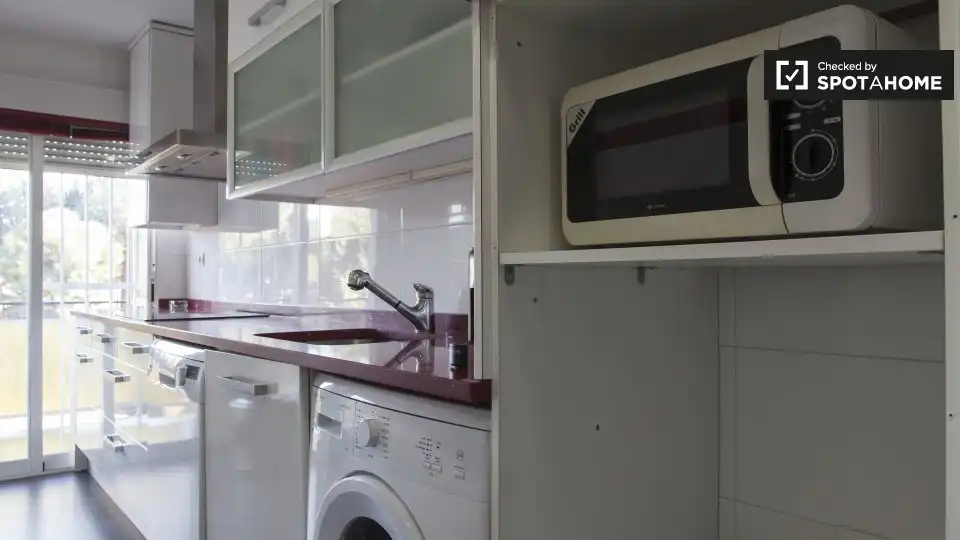 Cuina de Pis de lloguer en Madrid amb Aire condicionat, Calefacció i Moblat