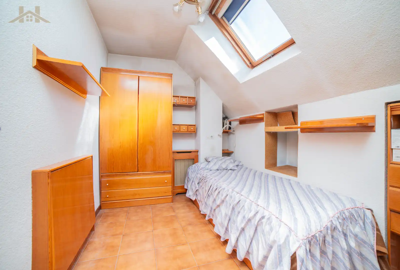 Habitación de Casa adosada en venta en Villaviciosa de Odón con Aire acondicionado, Calefacción y Jardín privado