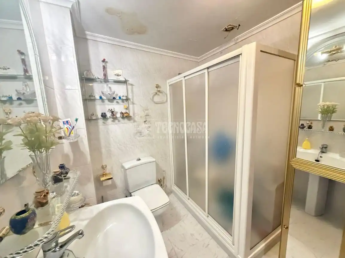 Bathroom of Flat for sale in Sevilla  with Air Conditioner