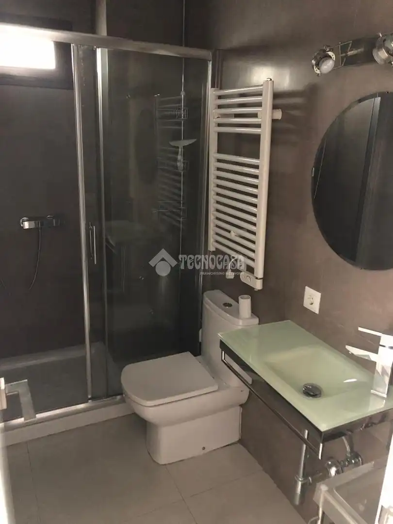Badezimmer von Wohnung zur Miete in Utrera mit Klimaanlage, Heizung und Balkon