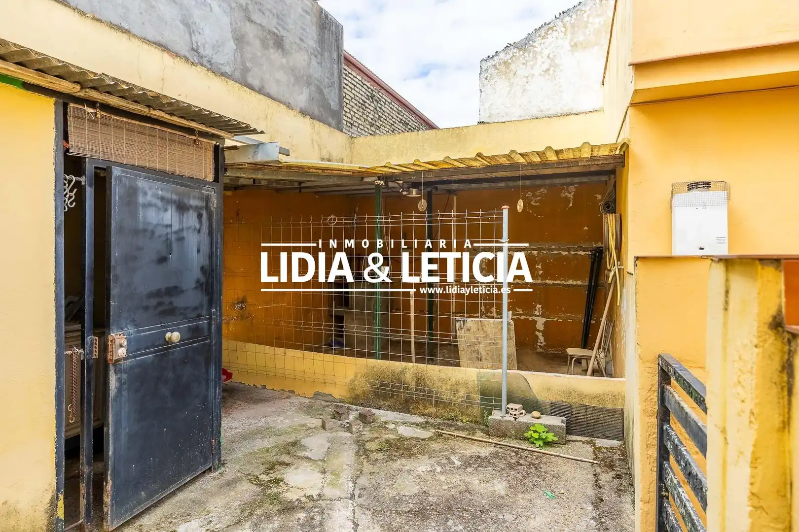 Vista exterior de Casa o xalet en venda en Alcalá de Guadaira amb Aire condicionat i Calefacció