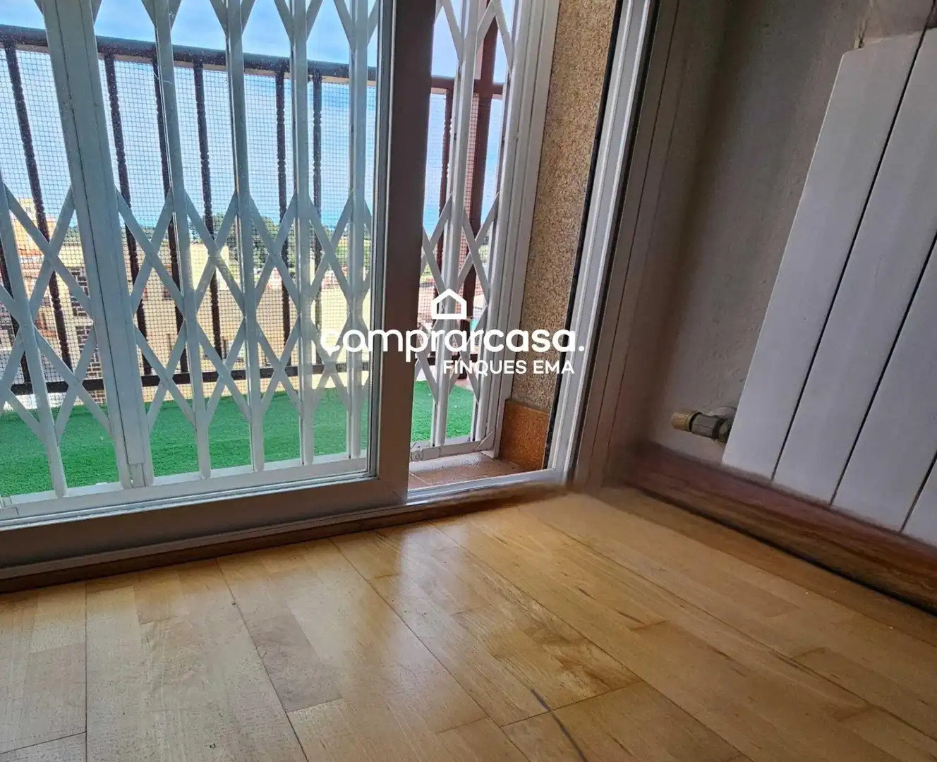Vista exterior de Àtic en venda en Rubí amb Terrassa, Balcó i Piscina comunitària