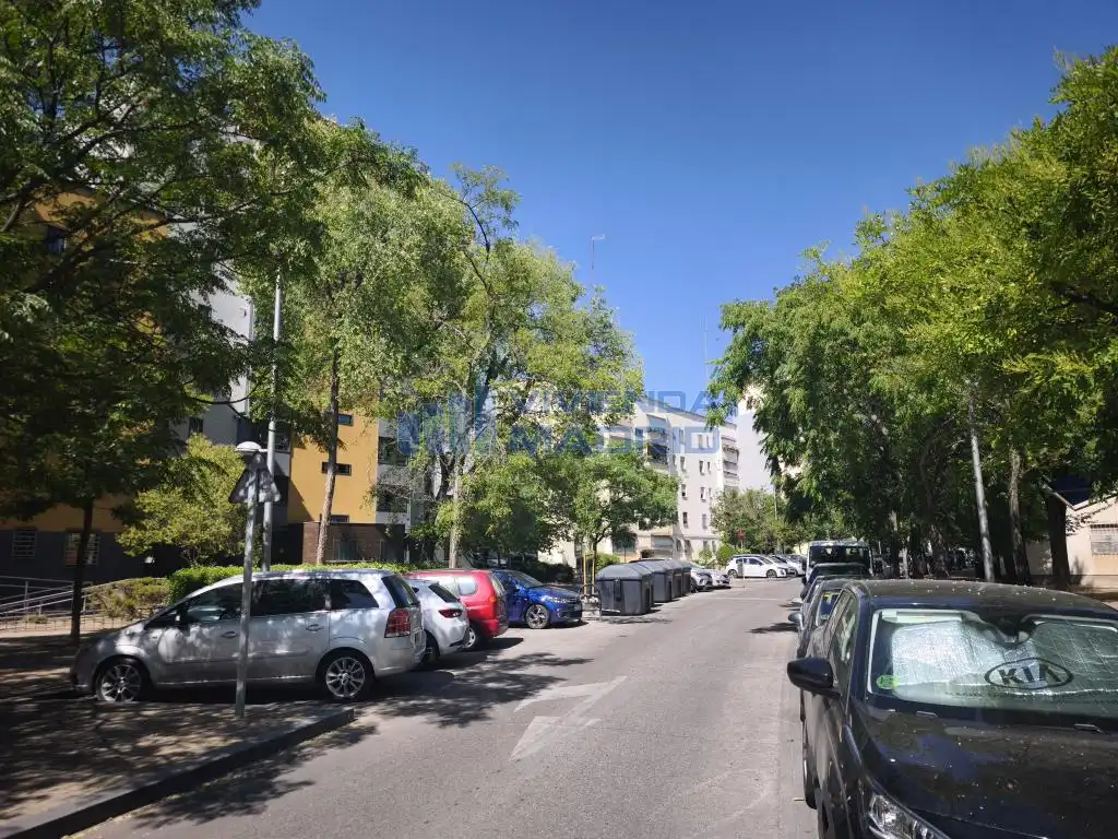 Vista exterior de Pis en venda en Madrid amb Calefacció