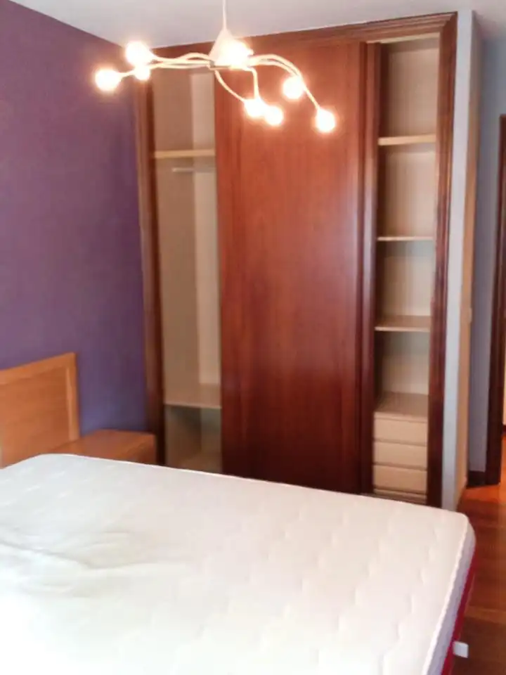 Habitación de Planta baja en venta en Santiago de Compostela  con Calefacción, Trastero y Amueblado
