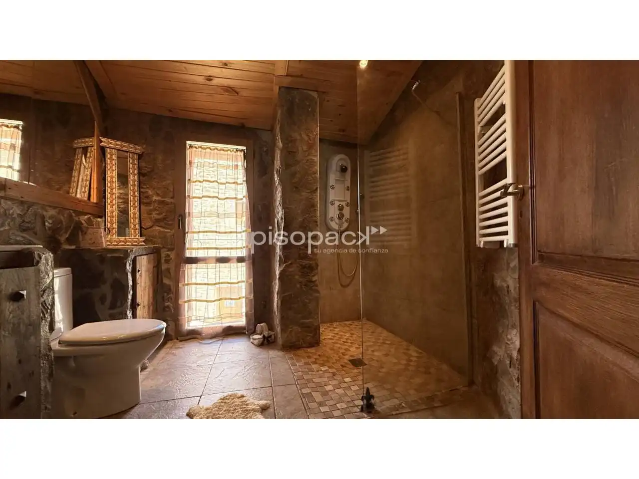 Bany de Casa o xalet en venda en Undués de Lerda amb Calefacció, Jardí privat i Parquet