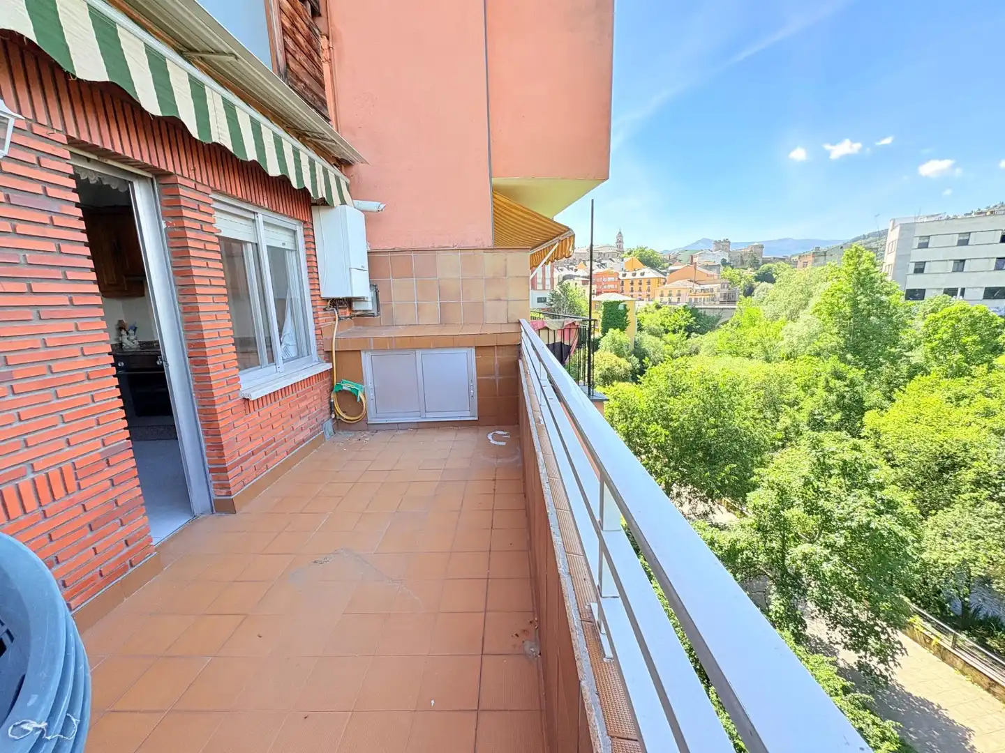 Außenansicht von Wohnung zum Verkauf in Ponferrada mit Terrasse und Möbliert